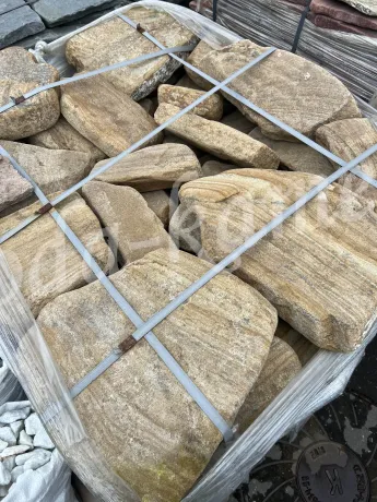 Бут песчаник «желто-коричневый с разводами кладочный (галтованный)»