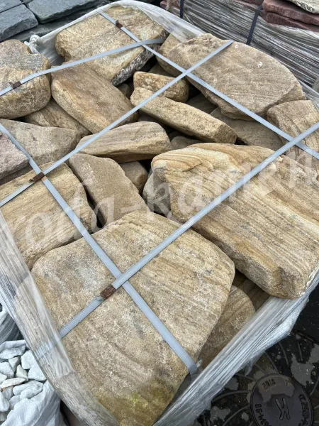 Бут песчаник «желто-коричневый с разводами кладочный (галтованный)»