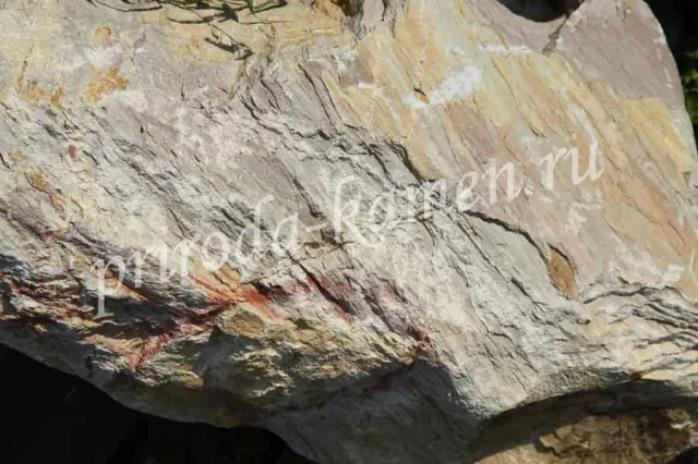 Валун кварцит «радуга (глыба)»